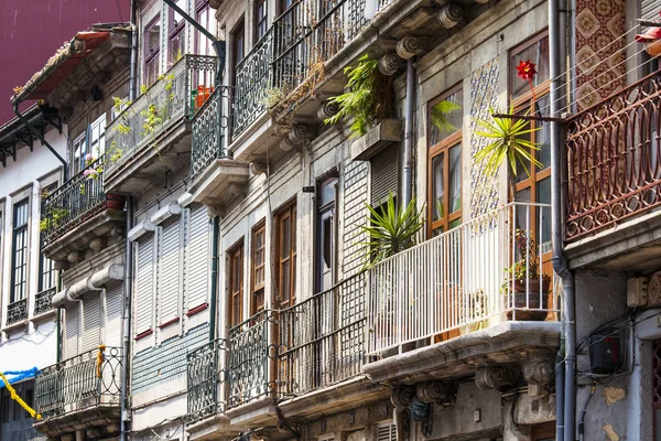 Porto, Portugalia, na 17 czerwca 2017 r. Ażurowe balkony dekoracji elewacji na stare autentyczne budowanie w downtown. — Zdjęcie stockowe