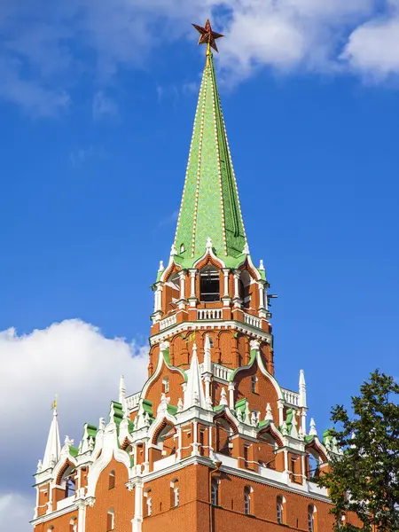 MOSCÚ, RUSIA, 10 de agosto de 2017. El sol ilumina la Torre Troitskaya del Kremlin de Moscú, que forma parte de un complejo arquitectónico histórico — Foto de Stock