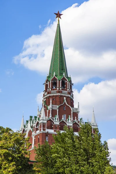 MOSCÚ, RUSIA, 10 de agosto de 2017. El sol ilumina la Torre Troitskaya del Kremlin de Moscú, que forma parte de un complejo arquitectónico histórico — Foto de Stock