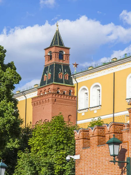 MOSCÚ, RUSIA, 10 de agosto de 2017. Las luces del sol Promedio Arsenalnuyu una torre del Kremlin de Moscú que es una parte de un complejo arquitectónico histórico — Foto de Stock