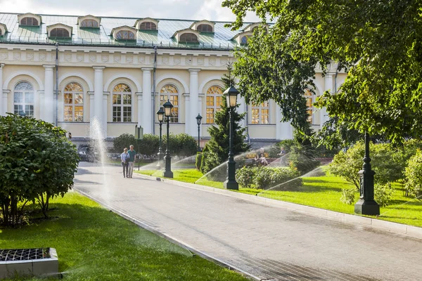 MOSCOU, RUSSIE, le 10 août 2017. La belle pelouse est cassée à Aleksandrovsk à un jardin dans le centre-ville — Photo