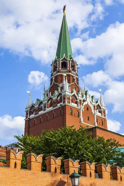 MOSCÚ, RUSIA, 10 de agosto de 2017. El sol ilumina la Torre Troitskaya del Kremlin de Moscú, que forma parte de un complejo arquitectónico histórico — Foto de Stock