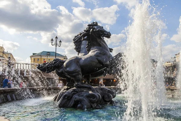 MOSCOW, RUSSIA, on August 10, 2017. The sun lights the beautiful fountain Seasons (author Zurab Tsereteli) at Manezhnaya Square. Horses personify four season — Stock Photo, Image