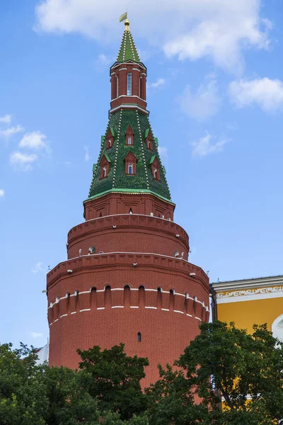 MOSCOW, RUSSIA, on August 10, 2017. The sun lights Angular Arsenalnuyu a tower of the Moscow Kremlin which is a part of a historical architectural complex — Stock Photo, Image