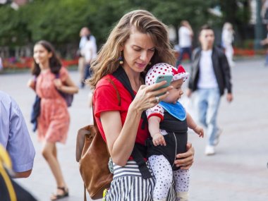 Moskova, Rusya, üzerinde 10 Ağustos 2017. İnsanlar Aleksandrovsk içinde bir bahçe için yaz güneşli bir günde yürüyüş