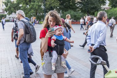 Moskova, Rusya, üzerinde 10 Ağustos 2017. İnsanlar Aleksandrovsk içinde bir bahçe için yaz güneşli bir günde yürüyüş