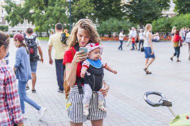 Moskova, Rusya, üzerinde 10 Ağustos 2017. İnsanlar Aleksandrovsk içinde bir bahçe için yaz güneşli bir günde yürüyüş