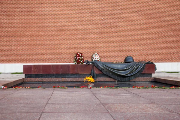 Moskou, Rusland, op 10 augustus 2017. Een monument van de onbekende soldaat en een eeuwige vlam op de muur van het Kremlin — Stockfoto