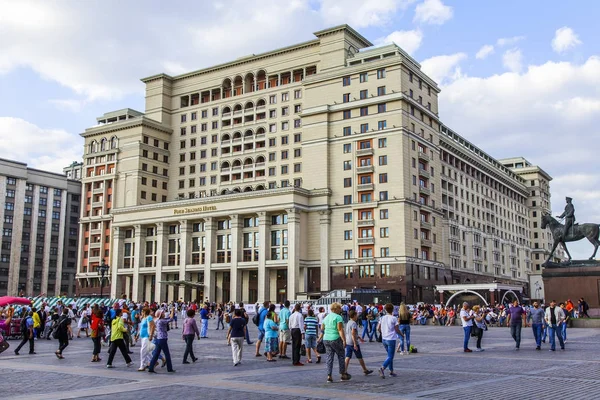 MOSCOW, RUSSIA, em 10 de agosto de 2017. As pessoas caminham perto do hotel histórico Moscou na Praça Manezhnaya . — Fotografia de Stock