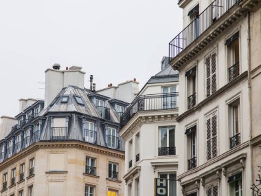 Paris, Fransa, üzerinde 27 Ekim 2017. Şehir sokak ve tipik mimari detaylar şehir merkezinde evlerin bilir. Bina cephe parçası, tipik Paris dubleks