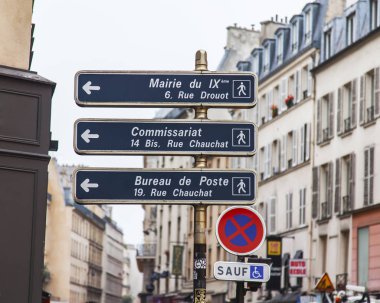 Paris, Fransa, üzerinde 27 Ekim 2017. Şehir gezinti unsurları çeşitli cazibe merkezlerine yön belirtin