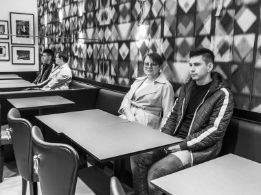 Paris, Fransa, üzerinde 27 Ekim 2017. Genç insanlar çekici adam ve kadın kafede küçük bir masada sabah oturup 