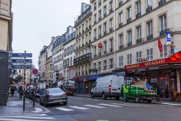 PARIS, FRANCIA, 27 de octubre de 2017. Coches y peatones se mueven por la calle. Paisaje urbano por la mañana — Foto de Stock