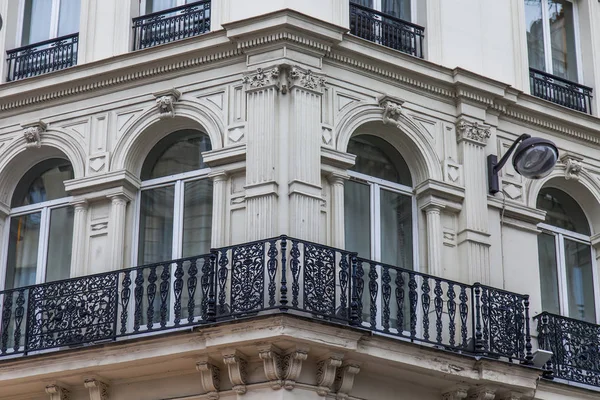 PARIS, FRANÇA, 27 de outubro de 2017. O sol ilumina a rua da cidade e detalhes arquitetônicos típicos de casas de no centro da cidade. Fragmento de fachada — Fotografia de Stock