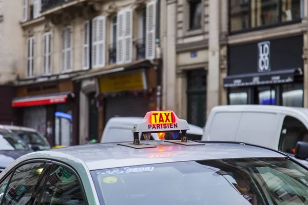 Paříž, Francie, na 27 října 2017. Auto taxi jede na náměstí — Stock fotografie