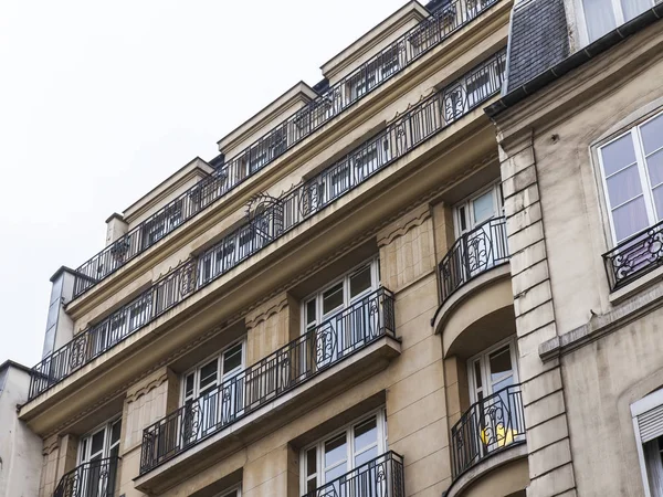 Paříž, Francie, na 27 října 2017. Slunce svítí město ulice a typické architektonické detaily domů v centru města. Fragment průčelí budovy — Stock fotografie