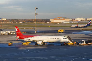 Moskova, Rusya, üzerinde 26 Ekim 2017. Ön kontrol hizmetinde Sheremetyevo Uluslararası Havaalanı Uçak geçmesi