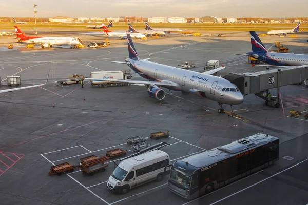 MOSCÚ, RUSIA, 26 de octubre de 2017. Los aviones se someten a un servicio de prevuelo en el aeropuerto internacional Sheremetyevo — Foto de Stock