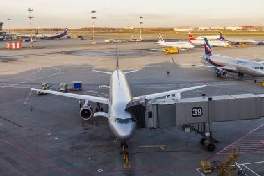 Moskova, Rusya, üzerinde 26 Ekim 2017. Ön kontrol hizmetinde Sheremetyevo Uluslararası Havaalanı Uçak geçmesi
