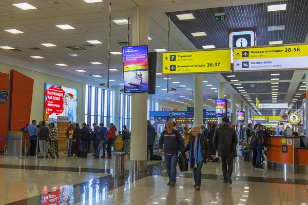 MOSCOW, RUSSIA, em 26 de outubro de 2017. Passageiros esperam uma partida no aeroporto internacional Sheremetyevo, o terminal E — Fotografia de Stock
