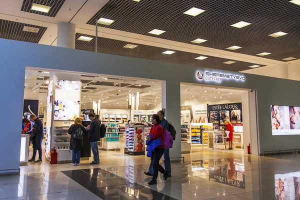 MOSCÚ, RUSIA, 26 de octubre de 2017. Varias mercancías están a la venta en tiendas en la zona de comercio libre de impuestos en el aeropuerto internacional Sheremetyevo —  Fotos de Stock