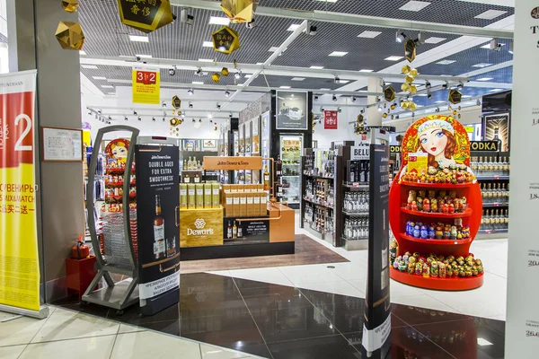 Moskou, Rusland, op 26 oktober 2017. Diverse goederen zijn te koop in winkels in de belastingvrije handelszone op de internationale luchthaven Sheremetyevo — Stockfoto