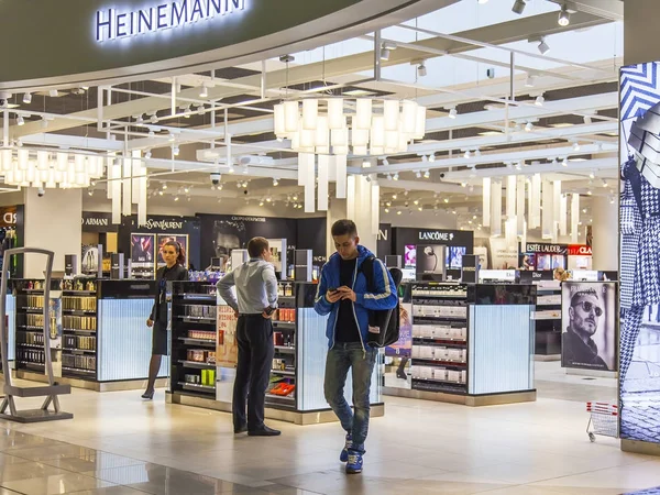 MOSCOW, RUSSIA, on October 26, 2017. Various goods are on sale in shops in the trade zone duty-free at the international airport Sheremetyevo — Stock Photo, Image