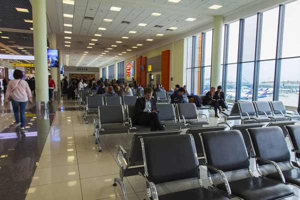 Moskva, Rusko, na 26 říjnu 2017. Cestující očekávat odchod na mezinárodním letišti Šeremetěvo, terminálu E — Stock fotografie