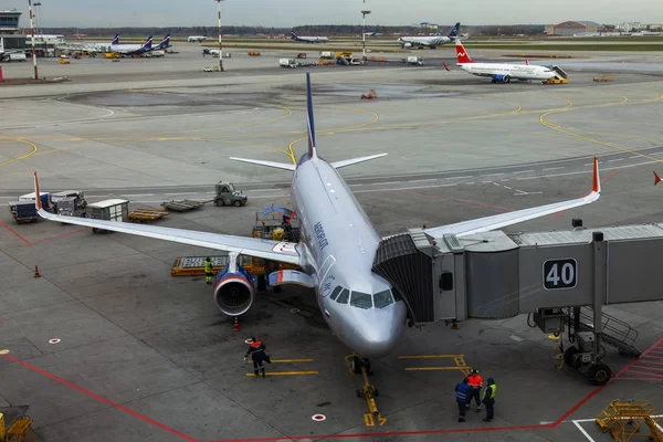 モスクワ、ロシア、2017 年 10 月 26 日に。飛行機がシェレメーチエヴォ国際空港でプリフライトのサービスを受ける — ストック写真