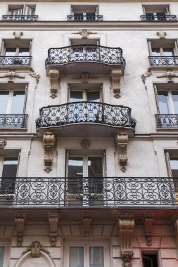 Paris, Fransa, üzerinde 27 Ekim 2017. Şehir sokak ve tipik mimari detaylar şehir merkezinde evlerin bilir. Bina cephe parçası
