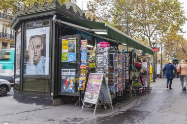 Paris, Fransa, üzerinde 27 Ekim 2017. Gazete, dergi ve diğer basılı materyaller üzerinde bir kabin basın satan bir gösteri-pencere sunulmaktadır