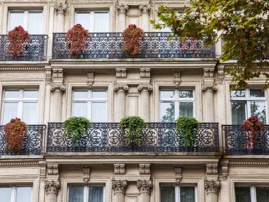 Paris, Fransa, üzerinde 27 Ekim 2017. Şehir sokak ve tipik mimari detaylar şehir merkezinde evlerin bilir. Bina cephe parçası