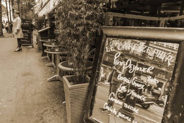 Paris, Fransa, üzerinde 27 Ekim 2017. Tipik café Paris Caddesi üzerinde küçük tabloları sabah ziyaretçi bekliyoruz. Gelmek için davetiye ayna bulunmakta