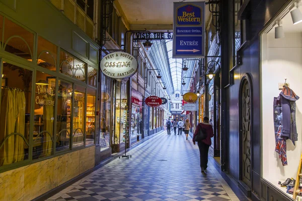 Paris, Frankreich, am 27. Oktober 2017. die junge attraktive Frau geht auf die Pariser Passage — Stockfoto