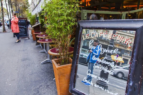 Párizs, Franciaország, a október 27-én, 2017. Tipikus kávéház, a párizsi utcán asztalok reggel várja a látogatókat. A meghívást, hogy jöjjön egy tükör van írva — Stock Fotó