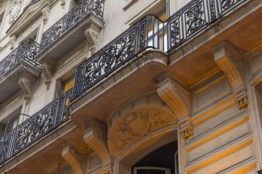 Paris, Fransa, üzerinde 27 Ekim 2017. Şehir sokak ve tipik mimari detaylar şehir merkezinde evlerin bilir. Bina cephe parçası