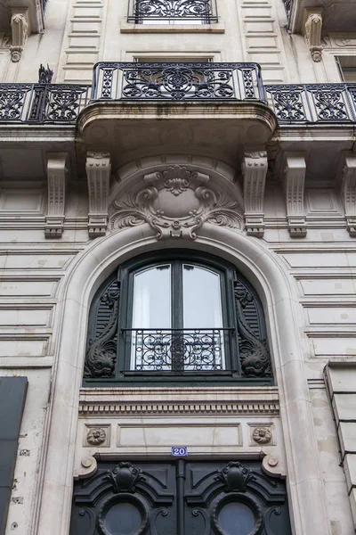 PARIS, FRANCE, le 27 octobre 2017. Le soleil éclaire la rue de la ville et les détails architecturaux typiques des maisons du centre-ville. Fragment de façade — Photo