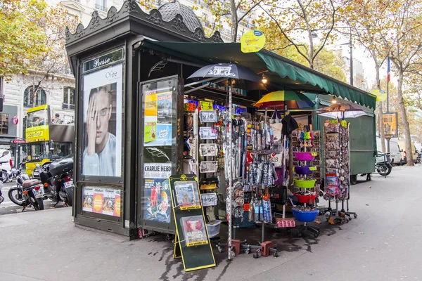 PARIS, FRANCE, le 27 octobre 2017. Journaux, magazines et autres documents imprimés sont présentés sur une vitrine d'un kiosque vendant la presse — Photo