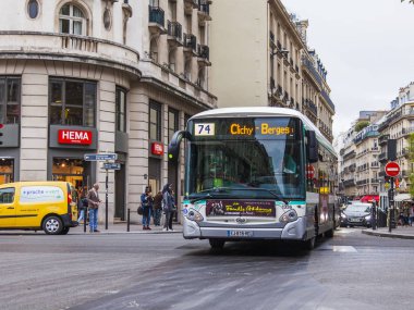  Paris, Fransa, üzerinde 27 Ekim 2017. Sokak şehir otobüs gidiyor