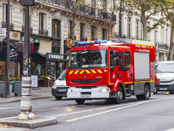 Paris, Frankreich, am 27. Oktober 2017. das Feuerwehrauto fährt auf die Stadtstraße — Stockfoto