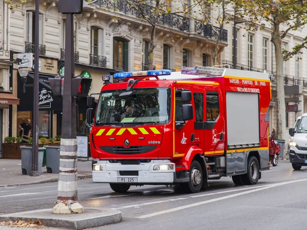 Paris, Frankreich, am 27. Oktober 2017. das Feuerwehrauto fährt auf die Stadtstraße — Stockfoto