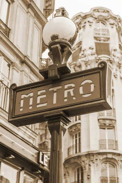 PARIS, FRANCE, le 27 octobre 2017. Désignation du métro montre l'emplacement d'une entrée sur la station — Photo