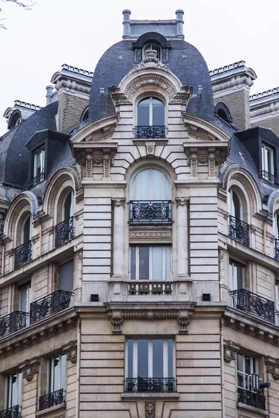 PARIS, FRANCIA, 27 de octubre de 2017. El sol ilumina la calle de la ciudad y los detalles arquitectónicos típicos de las casas del centro. Fragmento de fachada del edificio, áticos típicos parisinos —  Fotos de Stock