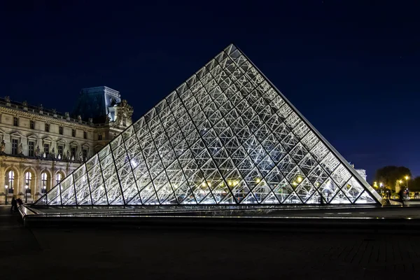 PARIS, FRANCE, on October 27, 2017. Night illumination decorates pyramids in Louvre yard — Stock Photo, Image