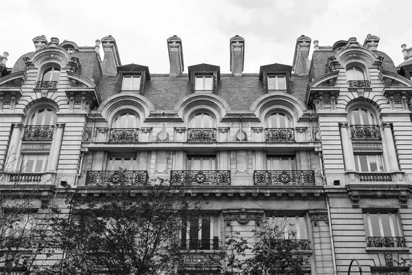 PARIS, FRANÇA, 27 de outubro de 2017. O sol ilumina a rua da cidade e detalhes arquitetônicos típicos de casas de no centro da cidade. Fragmento de fachada de construção, penthouses parisienses típicos — Fotografia de Stock