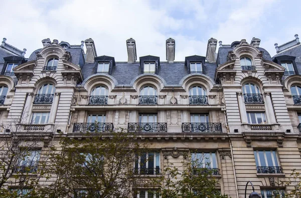 PARIGI, FRANCIA, il 27 ottobre 2017. Il sole illumina la strada della città e dettagli architettonici tipici delle case del centro. Frammento di facciata dell'edificio, attici tipici parigini — Foto Stock