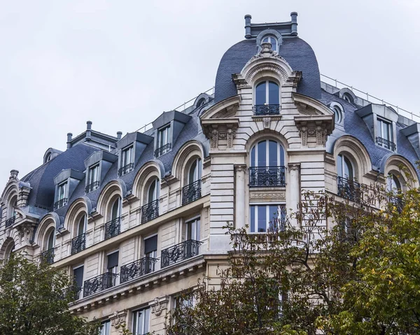 PARIGI, FRANCIA, il 27 ottobre 2017. Il sole illumina la strada della città e dettagli architettonici tipici delle case del centro. Frammento di facciata dell'edificio, attici tipici parigini — Foto Stock
