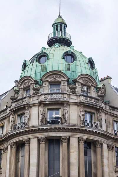 Paris, Fransa, üzerinde 27 Ekim 2017. Çeşitli mimari parçalar Opera Garnier cephe süslemeleri