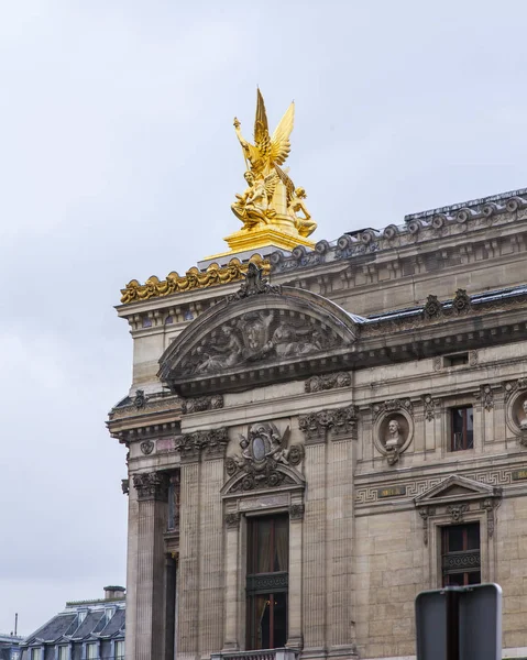 PARIS, FRANCIA, 27 de octubre de 2017. Varias piezas arquitectónicas decoran la fachada de Opera Garnier — Foto de Stock