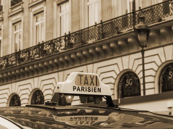 Parijs, Frankrijk, op 27 oktober 2017. De auto van de taxi gaat op de straat stad — Stockfoto
